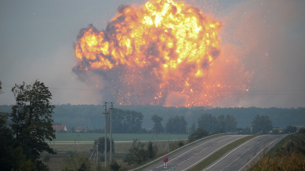Евакуираха 30 000 души след пожар и взривове в украински складове за боеприпаси 