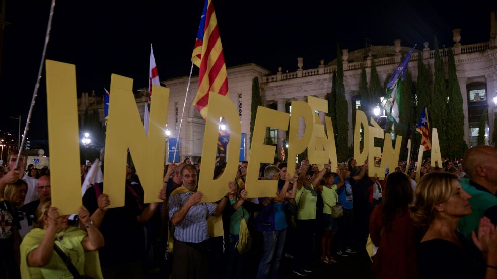 Активисти на референдума в Каталуния окупират училищата, в които ще са секциите