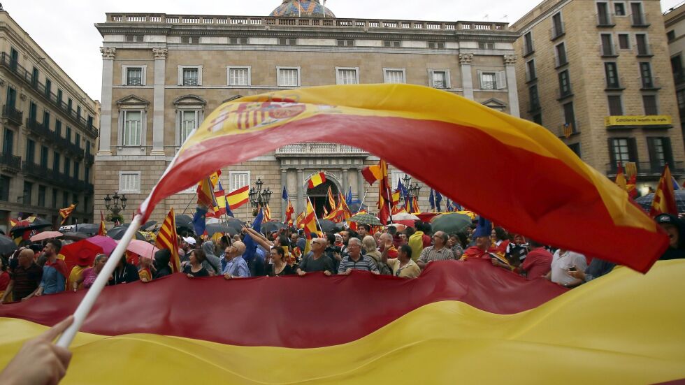 Властите в Мадрид запечатаха повечето секции за каталунския референдум