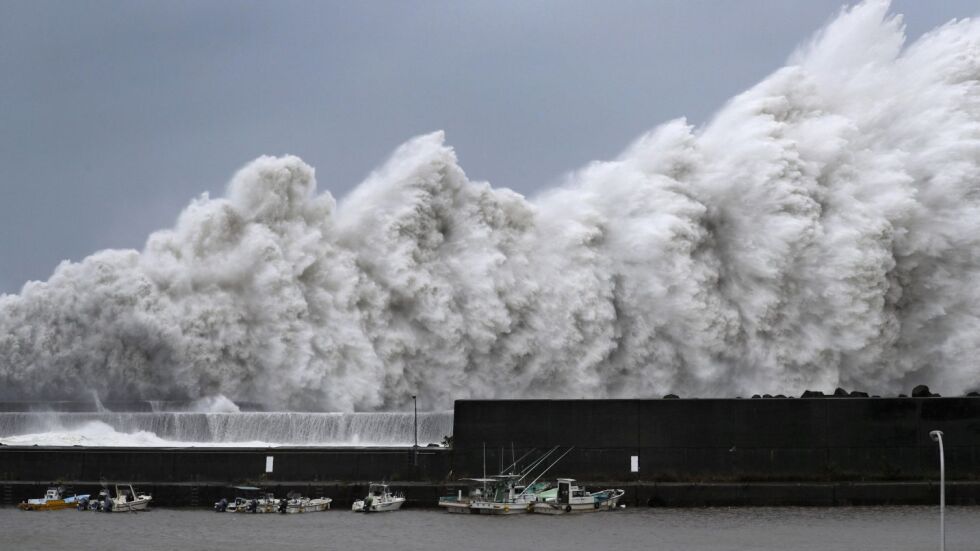 Япония се готви за най-мощния тайфун от четвърт век