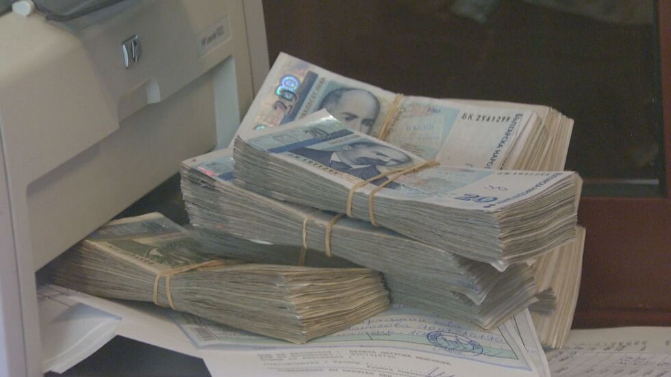 Мъжът, предложил 10 000 евро подкуп на двама полицаи, опитал да подкупи други двама във ВМА