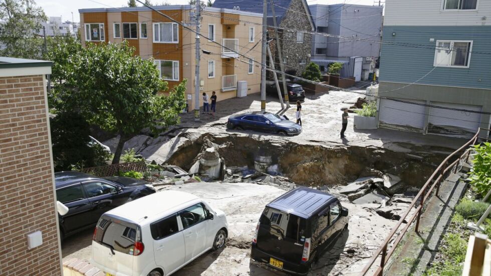 Осем загинаха, а 39 други се издирват след силно земетресение в Япония
