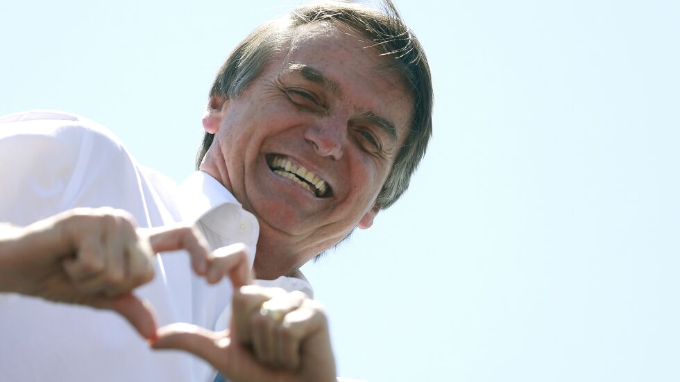 Бразилски кандидат-президент беше намушкан по време на митинг