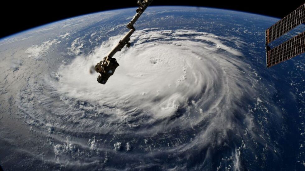 Ураганът „Флорънс” отслабва, но остава опасен