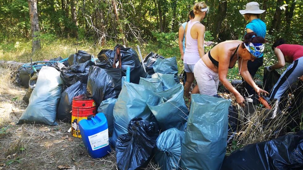 Близо 140 хил. доброволци чистят България