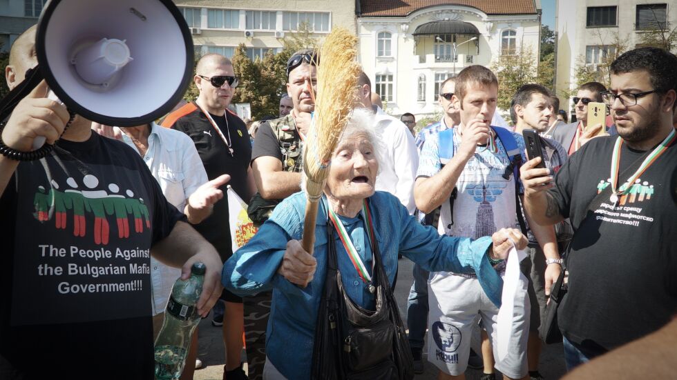 Босия, Йоло Денев и „ветерани” от истерията с чумата на протеста пред парламента