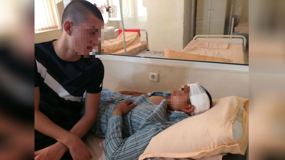Благоевградски десетокласник е в болница, защитил приятел