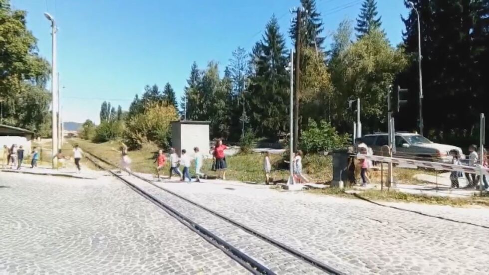 Велинградска учителка превежда деца пред минаващ влак