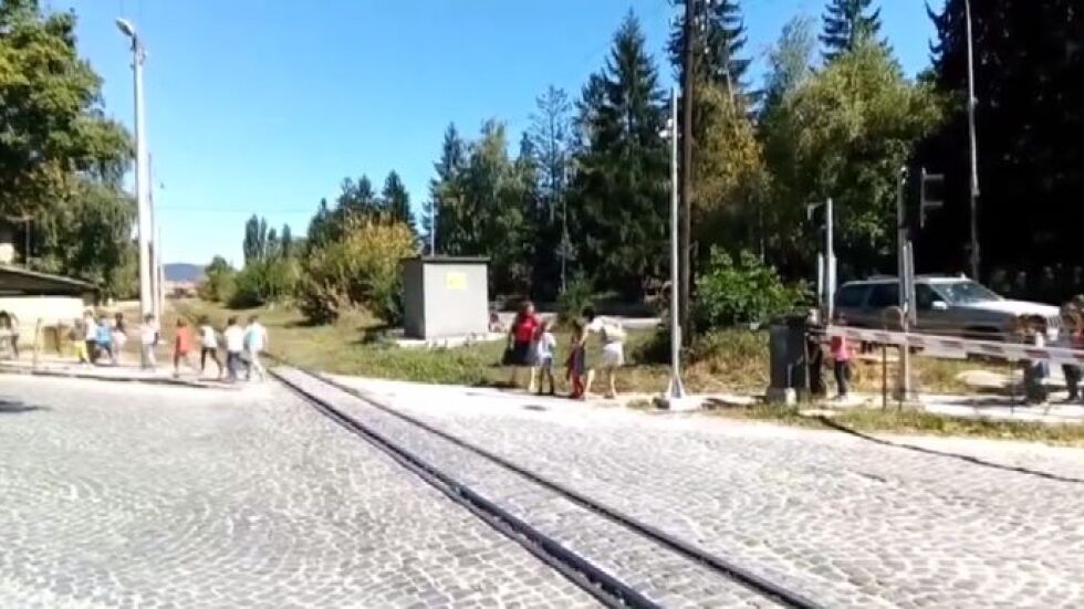 Авторът на клипа с деца, минаващи на жп прелез: Спирачният път на влака е над 200 м 