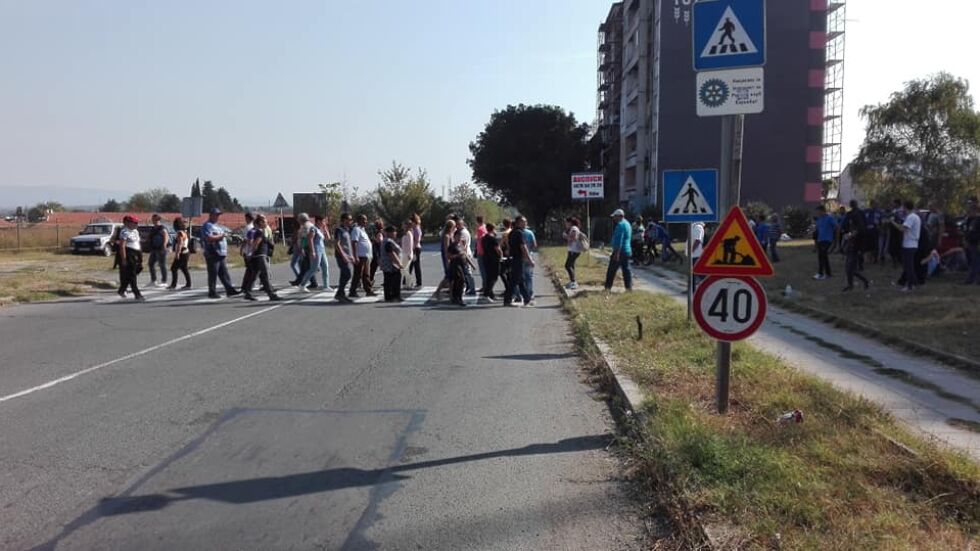Протестиращи работници от „Винпром Карнобат” блокираха пътя за София