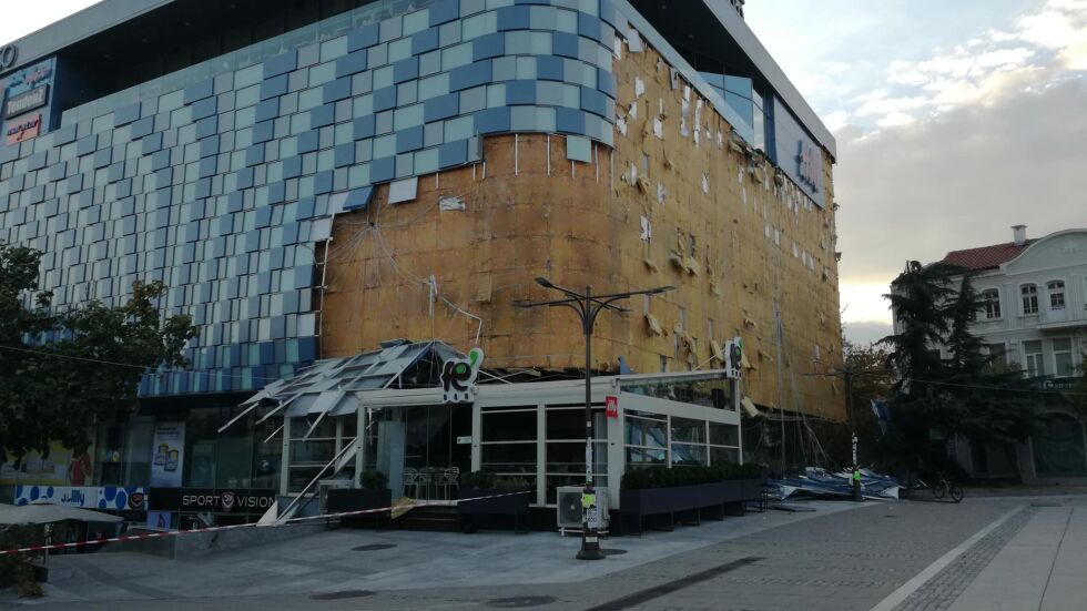 Силен вятър събори фасадата на мола в Благоевград