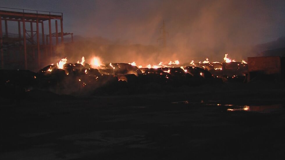 Пожарът в ТЕЦ-Сливен e локализиран, сламата ще гори още седмица