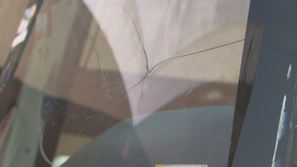 Превозвач за втори път за месец транспортира пътници със счупено стъкло
