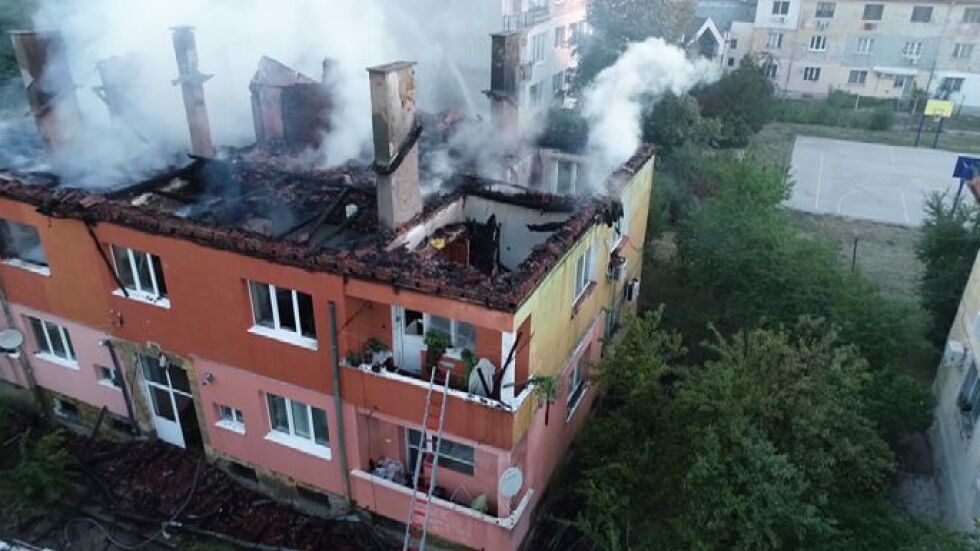 Пожар унищожи жилищен блок в Божурище, подозират умишлен палеж