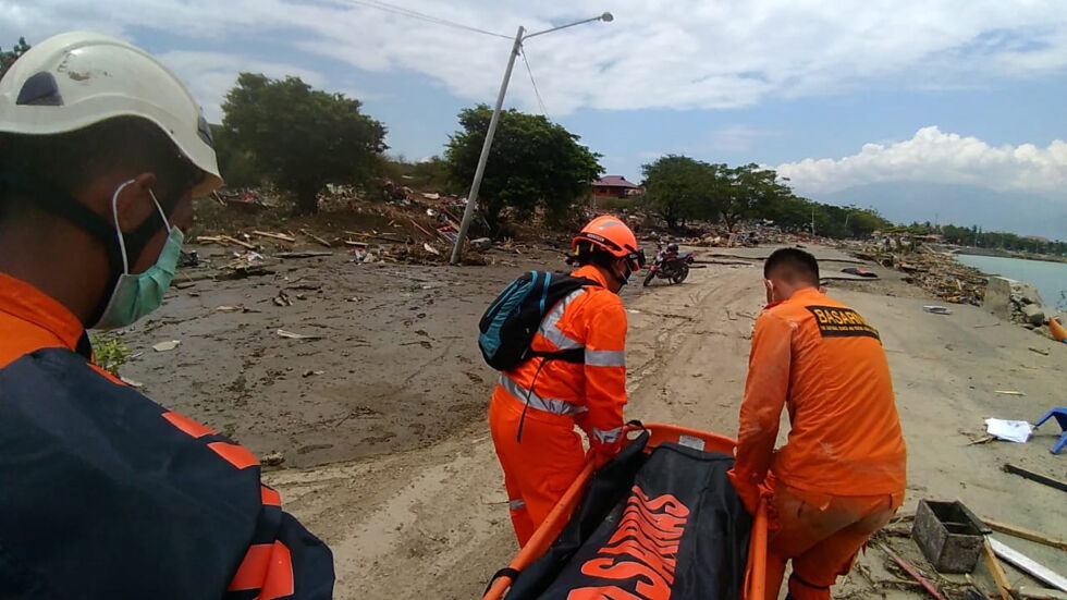 Най-малко 380 жертви и повече от 540 ранени след трус и цунами в Индонезия (ОБНОВЕНА)