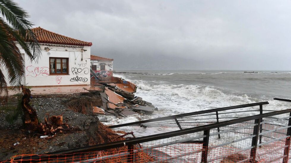 Южна Гърция е в капана на лошото време втори ден (СНИМКИ)