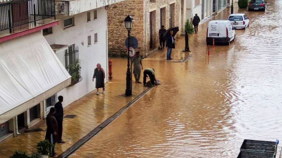 10 жертви на наводненията в Гърция, други четирима се издирват