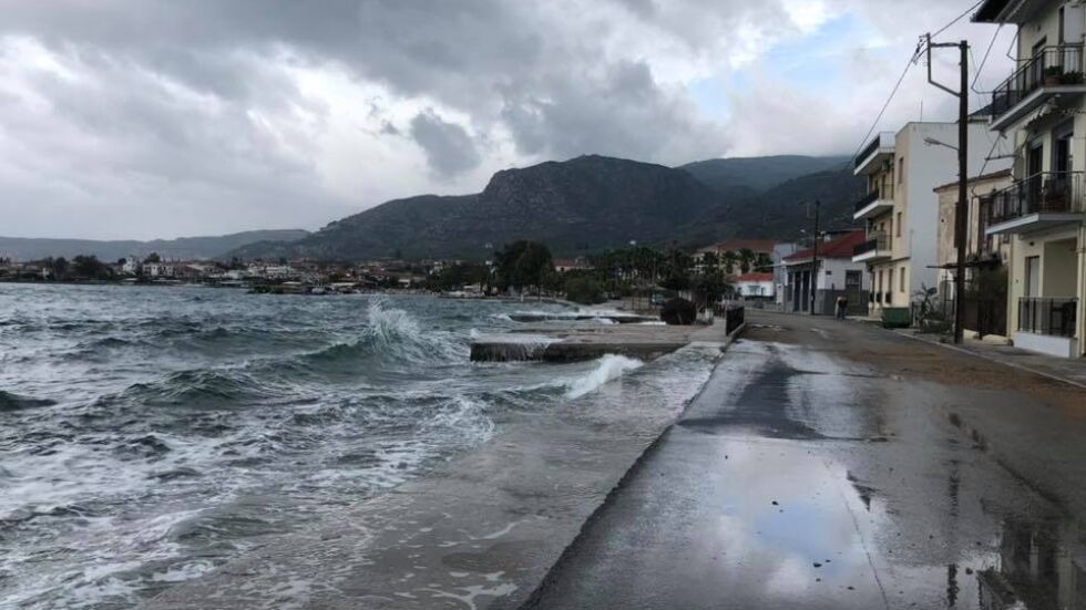 Трима души са изчезнали в Гърция по време на мощната буря 