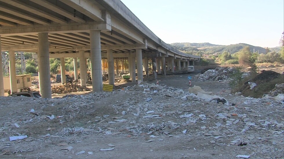 Боклуците под АМ „Струма”: Докато извозват отпадъците след пожара, на мястото изсипват нови