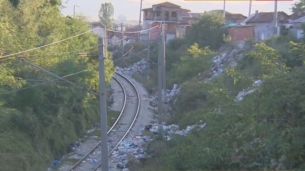 Гледка от влака: Линията Перник – София прилича на сметище 