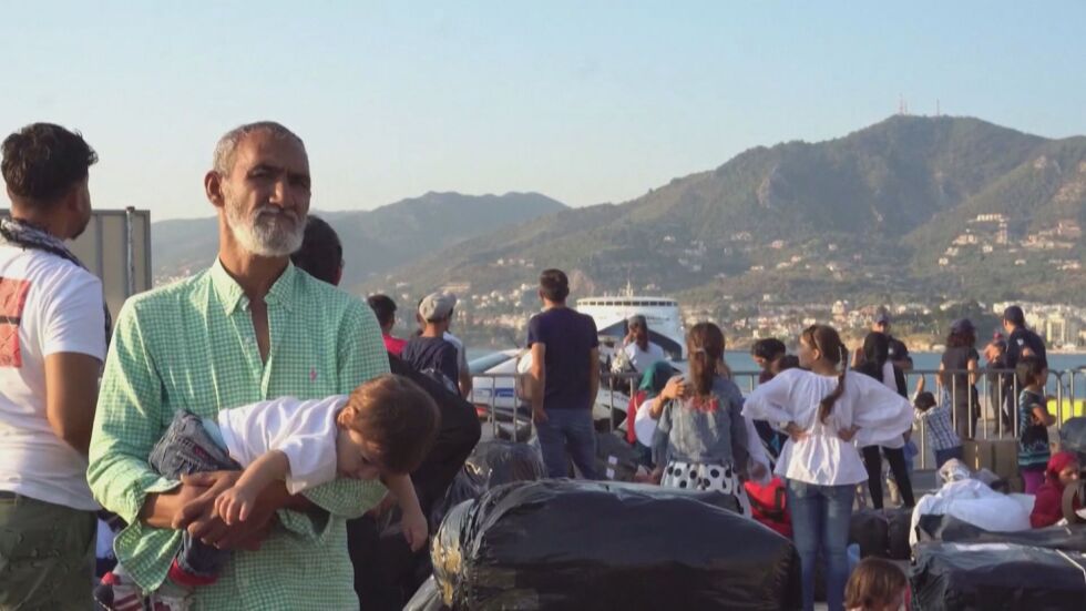 Бежанците в Средиземно море: Гърция започна да изпраща имигрантите от о-в Лесбос в страната