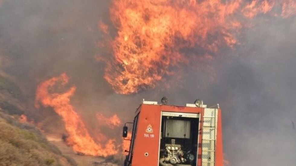 Над 100 пожарникари и авиация гасят пожар в околностите на Атина