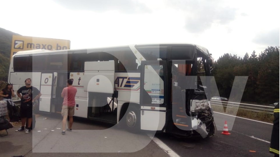 Осем пострадали при катастрофа между автобус и тир на АМ „Хемус”