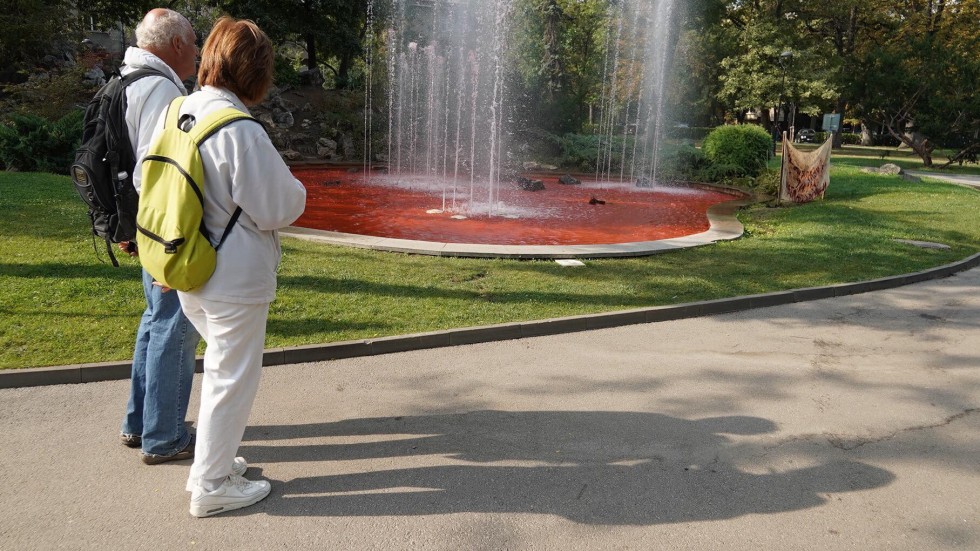 Оцветиха в червено фонтан в Докторската градина по повод 9 септември