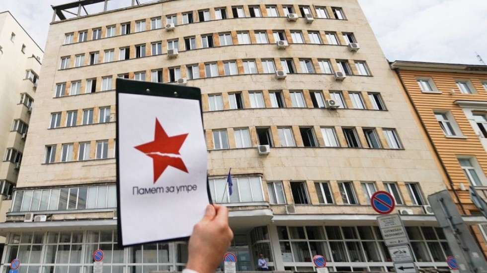 За 9 септември: Граждани поставиха плакати на знакови места в София (СНИМКИ)