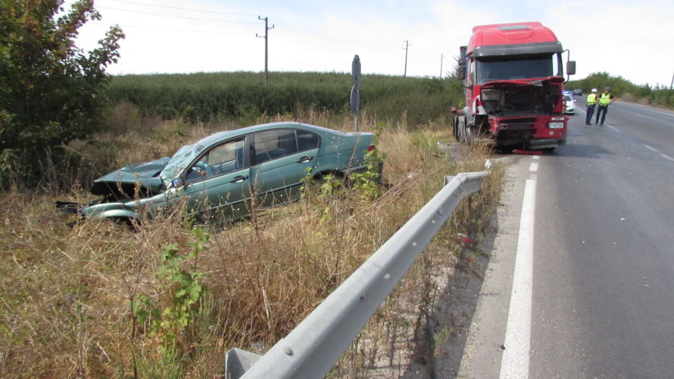 Камион и лека кола се удариха челно на пътя Русе - Варна