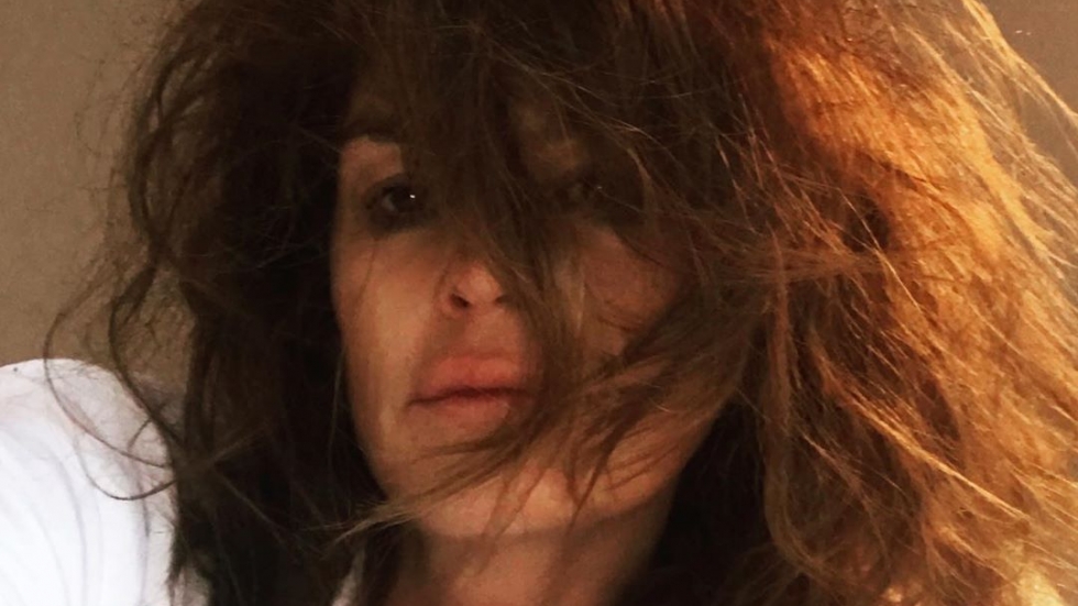 Каква е историята зад кошмарната снимка на Синди Крауфорд с чорлава коса и размазана спирала за мигли