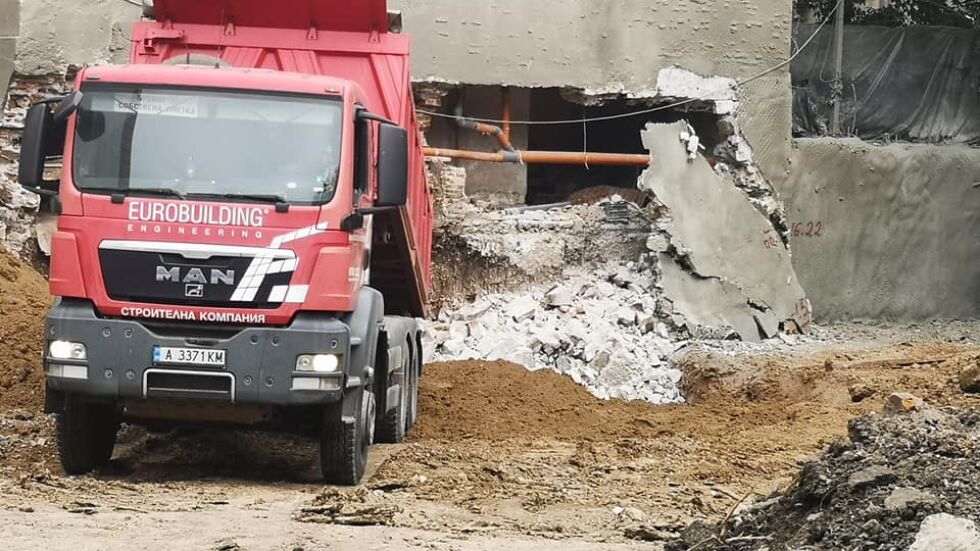 Срути се стена на жилищна сграда в Бургас 
