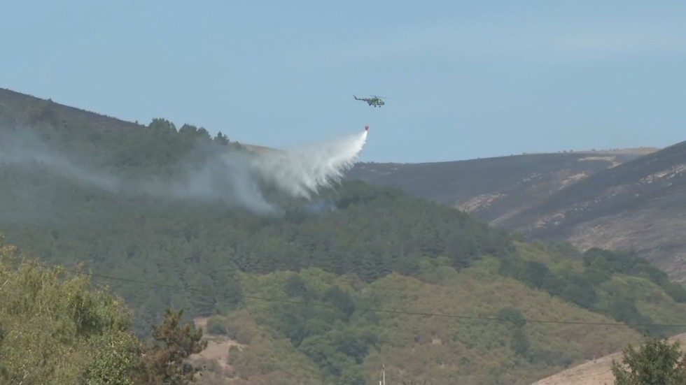 Военни с вертолет се борят с пожара над Котел