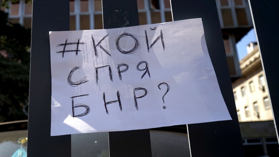 Десетки журналисти подкрепиха Силвия Великова с протест пред БНР