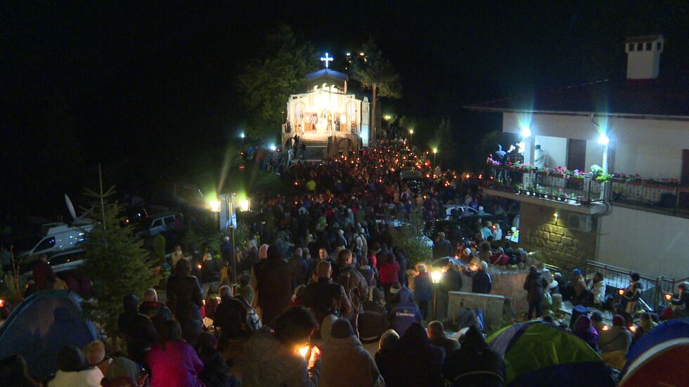 Нощ на чудесата: Хиляди вярващи се молят под откритото небе на Кръстова гора