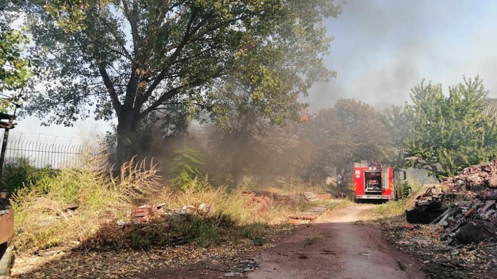 Пожар пламна до източнообходния път II-56 на Пловдив, има опасност за промишлени сгради