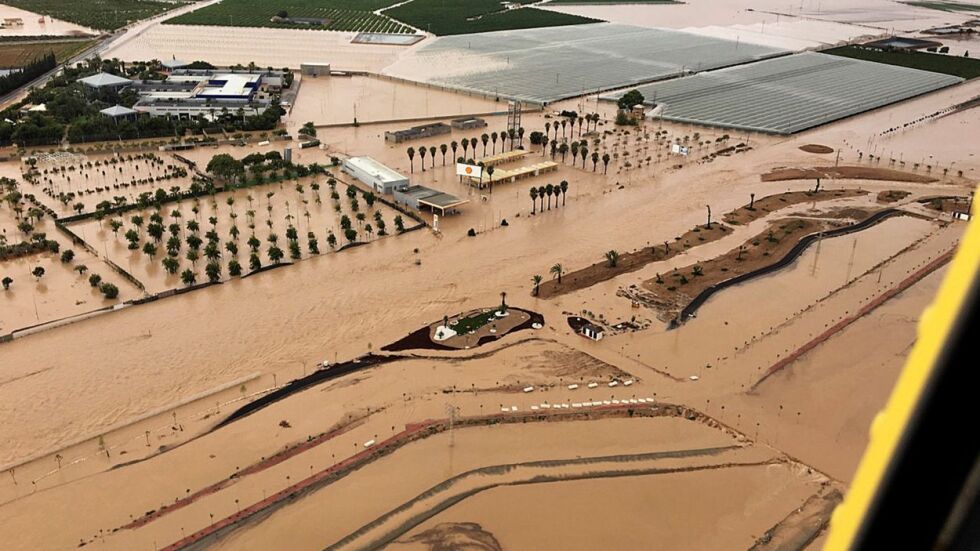 Загиналите в наводненията в Испания станаха шестима (СНИМКИ)