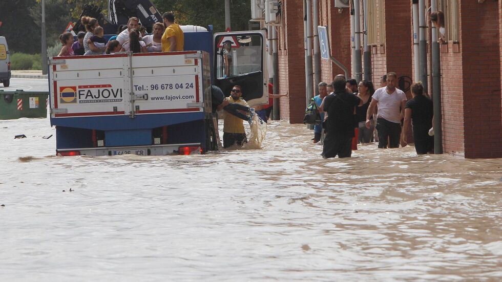В Испания се борят с последствията от опустошителните наводнения