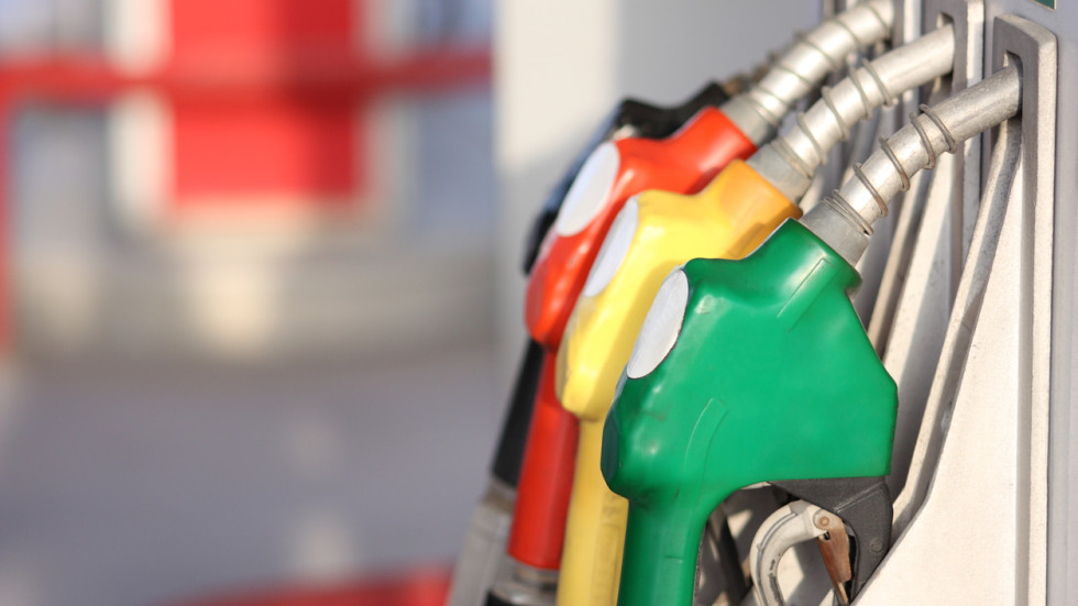 Проверки по бензиностанциите: Точно ли сипват колонките?