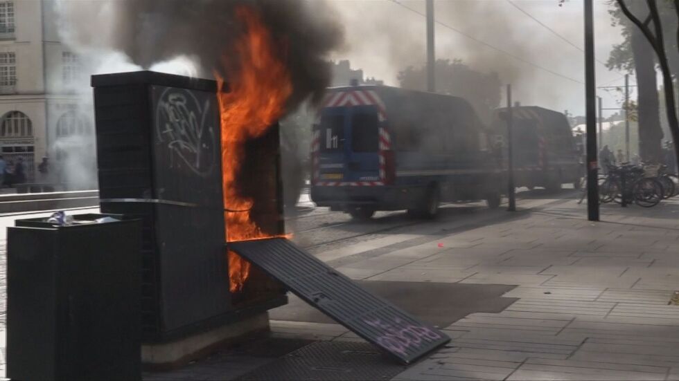 Сблъсъци между анархисти и полицаи на протест на "жълтите жилетки" в Нант  