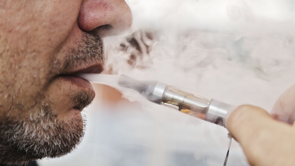 Проучване: Парата от електронни цигари убива клетките, пазещи белите дробове