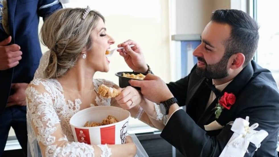 6 булки, написали ЕСЕ, ще получат безплатна сватба от KFC Австралия