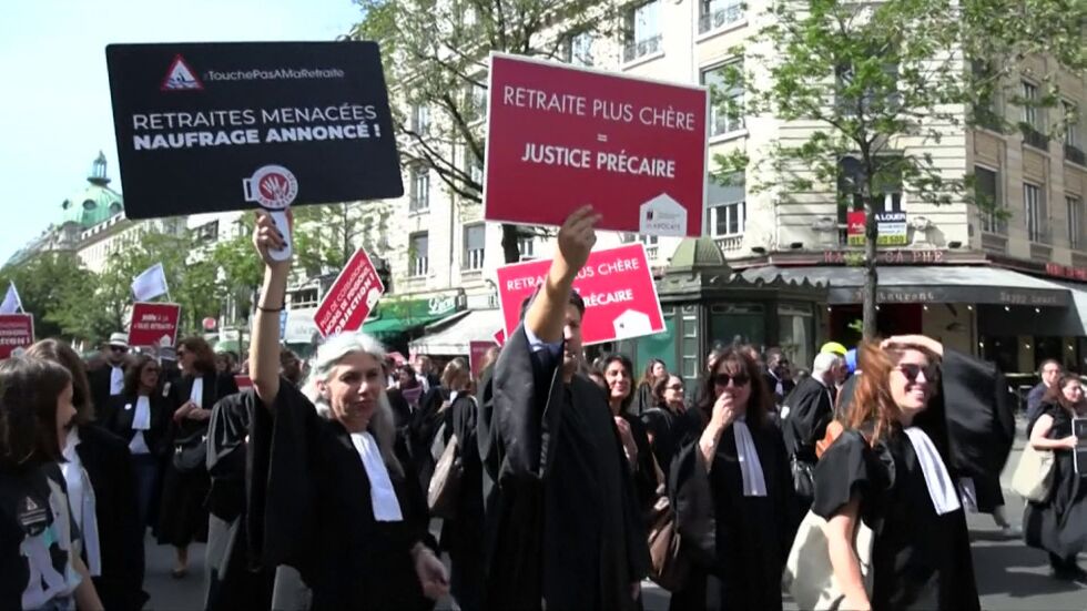 Хиляди на протест срещу пенсионната реформа във Франция