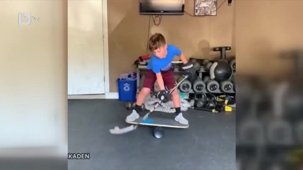 9-годишен хокеист впечатлява със способности да пази равновесие (ВИДЕО)