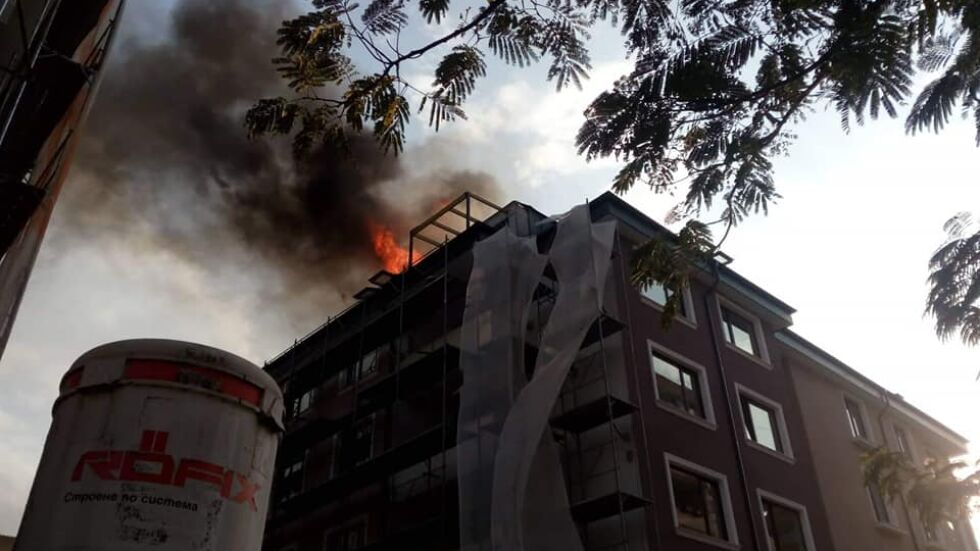 Пожар в новострояща се сграда във Велико Търново