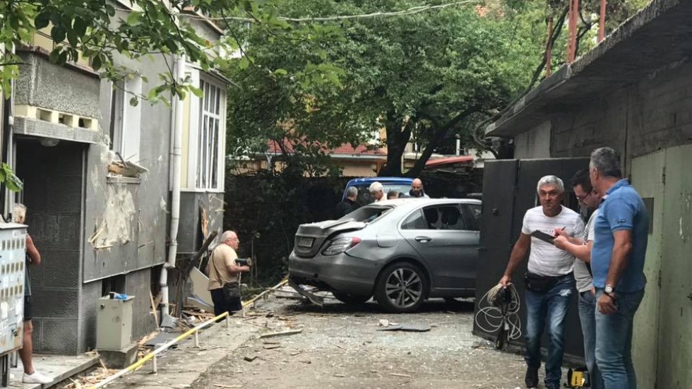 Бомба в колата на помощник съдебен изпълнител потроши прозорците на блок в Стара Загора