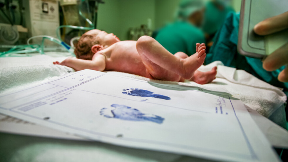 Проучване: Бебетата, родени секцио, приемат повече бактерии от болниците