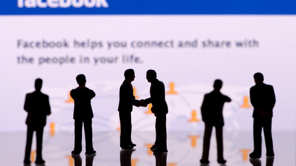 „Фейсбук“ ще плаща милиони на медии за съдържанието им