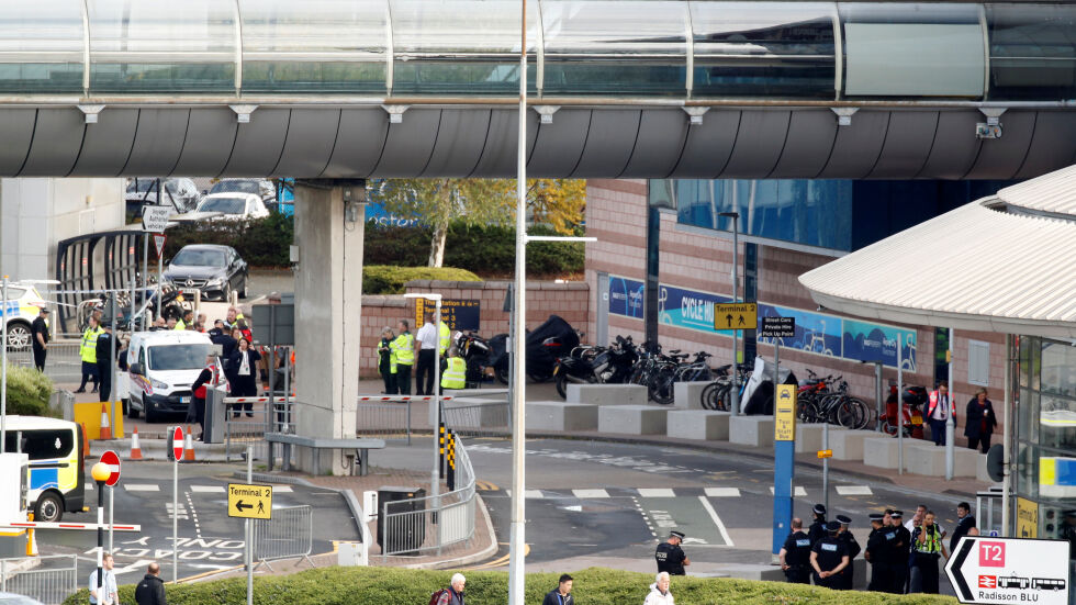 Сапьорски отряд на летището в Манчестър след сигнал за подозрителен пакет