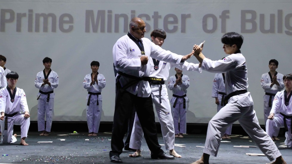 Премиерът счупи дъска в Сеул, удостоиха го с почетен девети дан по таекуондо